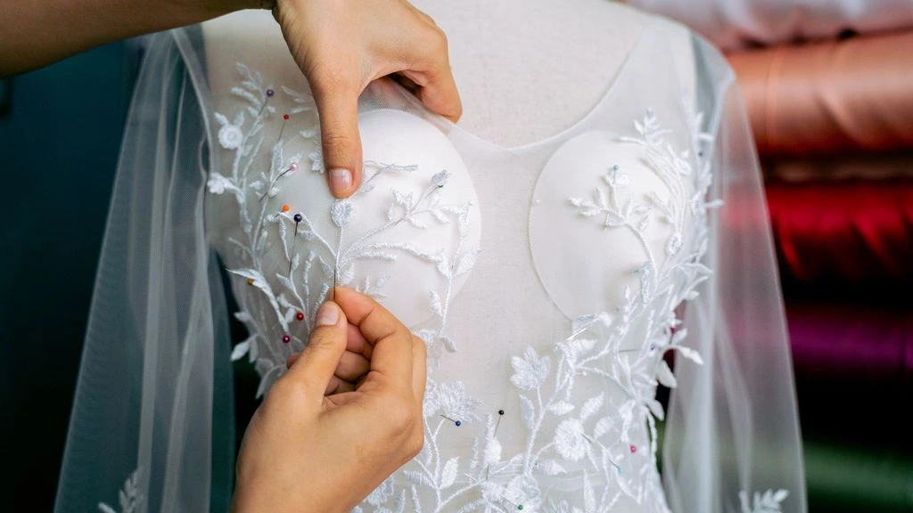 Proceso de rediseño de un vestido de novia heredado